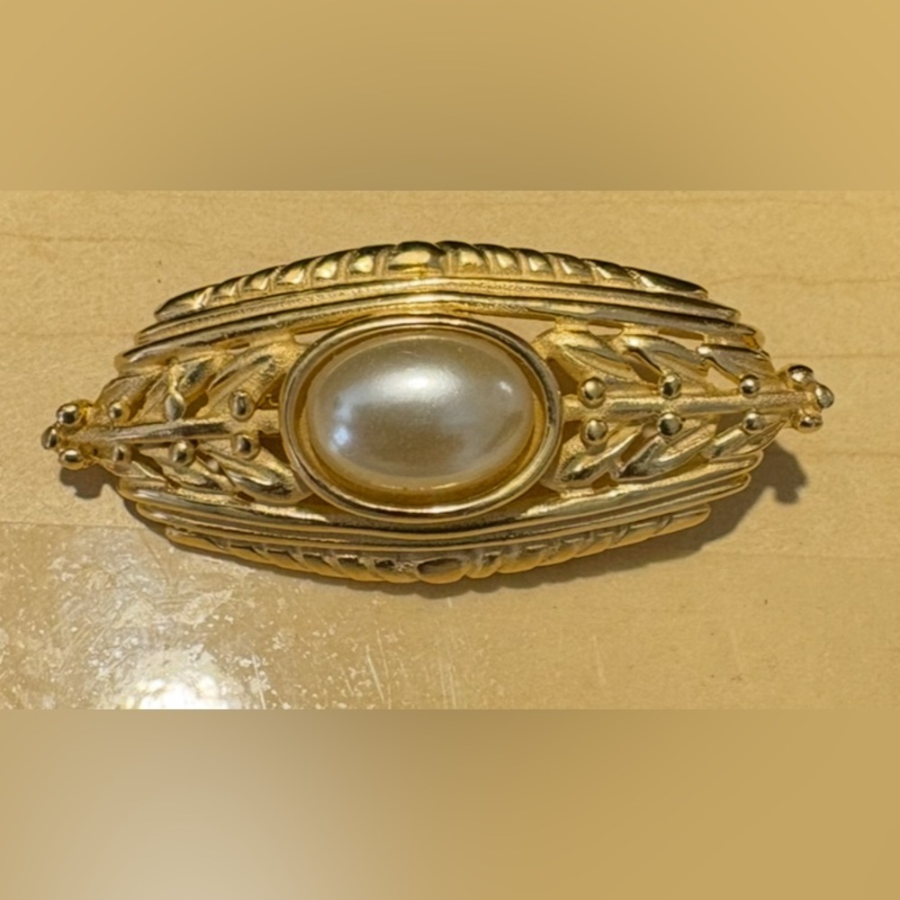 Vintage Hobe Gold Tone Pearl Pin